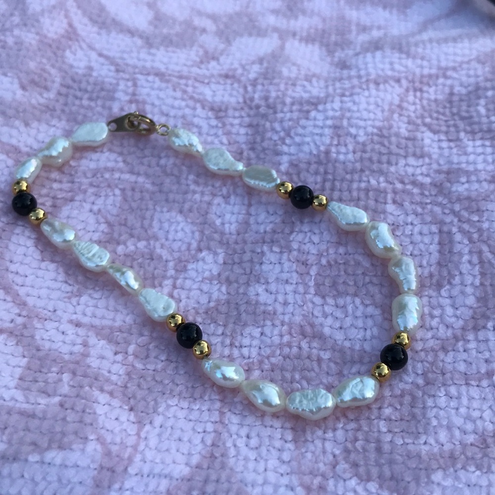 Fresh Water Pearls With Black and Gold Accent Bead Bracelet